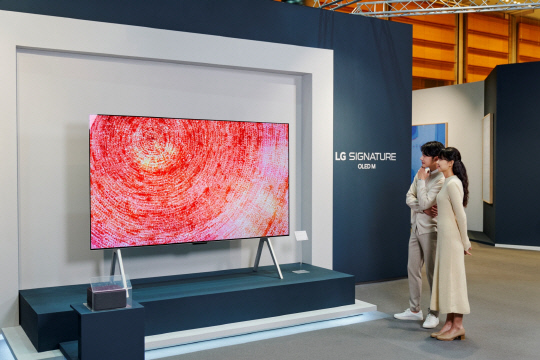 LG전자 모델들이 초대형 LG 올레드 TV로 미디어아트를 감상하고 있다. LG전자 제공